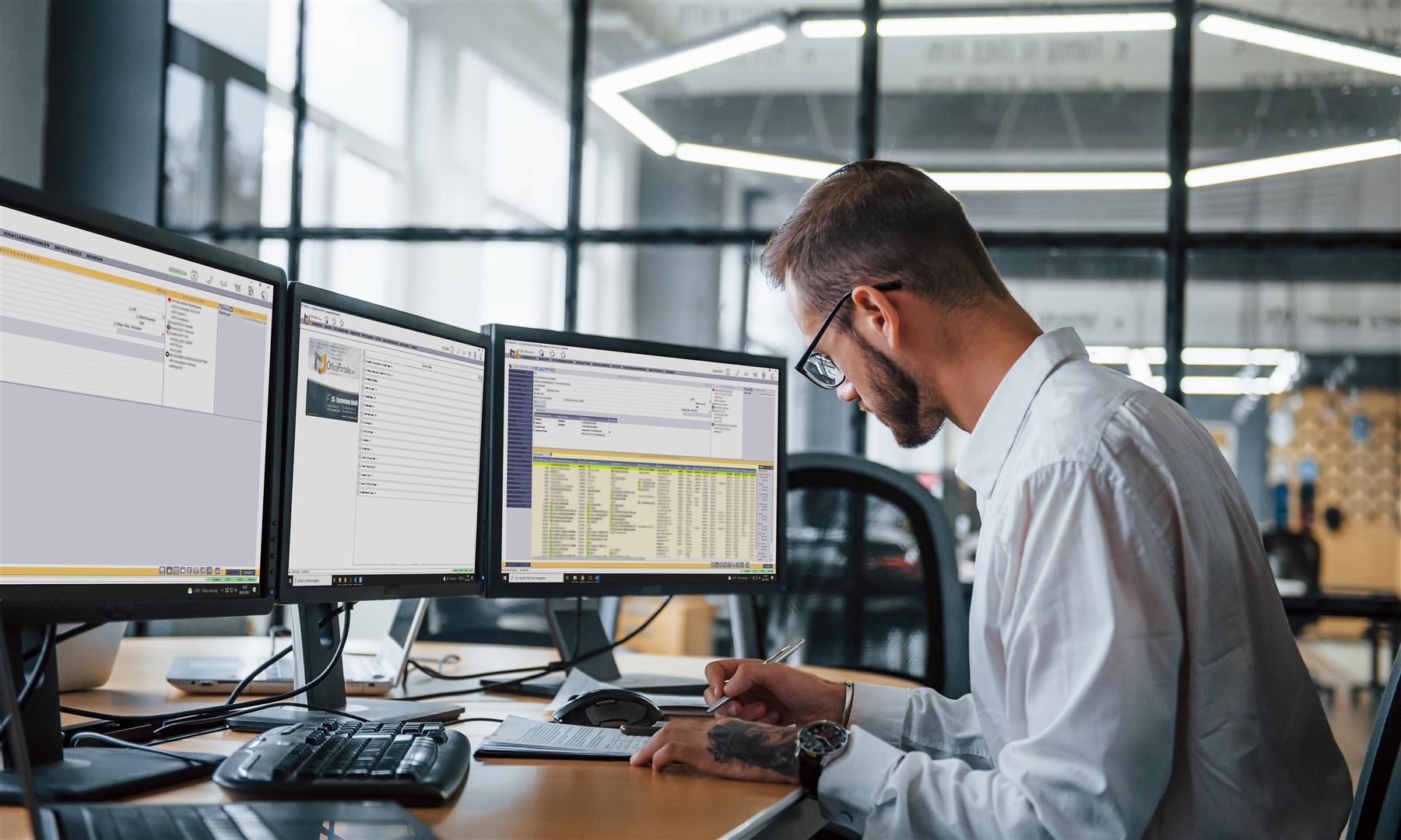 Office Mitarbeiter arbeitet mit OfficePortale